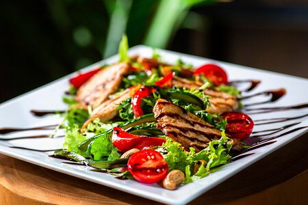 Теплый салат с курицей