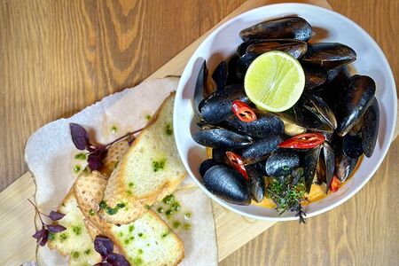 Мидии с соусом дорблю