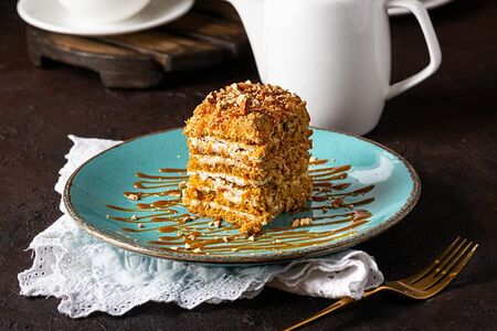 Медовик с карамелью и миндалем