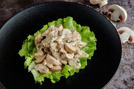 Телятина с грибами в сливочном соусе