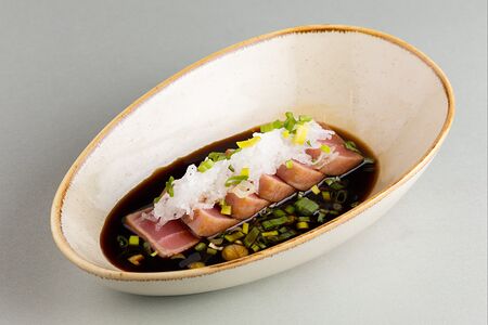 Обожженный тунец в соусе татаки