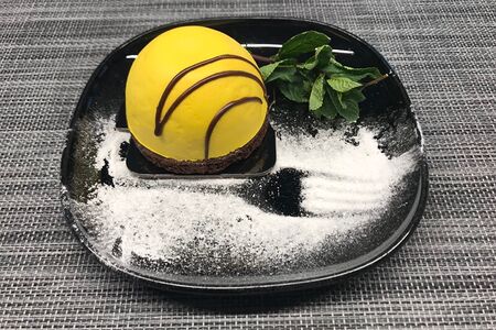 Пирожное манго-маракуйя