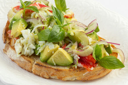 Брускетта с камчатским крабом