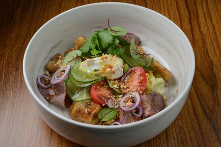 Салат с говядиной, баклажанами и молодым сыром