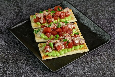 Тосты с тунцом и муссом из авокадо