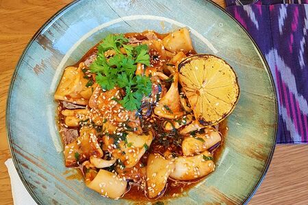 Кальмар в соусе с зеленью