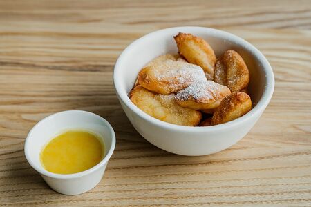 Творожные лукумадес с цитрусовым соусом