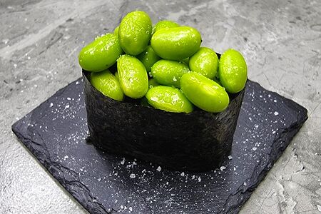 Гункан с эдамаме