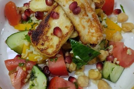 Марокканский салат с сыром халуми