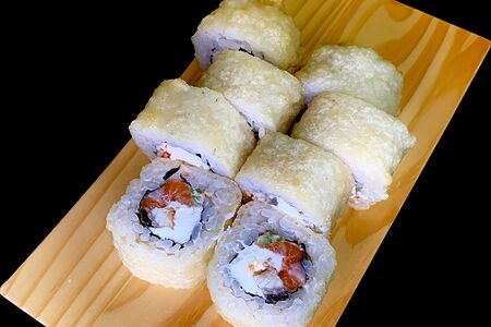 Жареный ролл с угрём и лососем