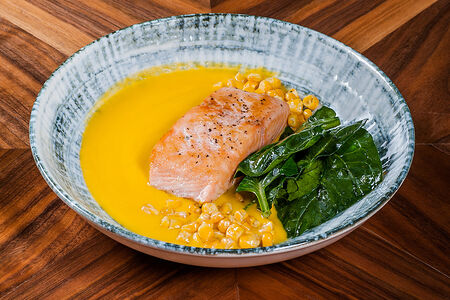 Стейк из лосося с кукурузой и шпинатом