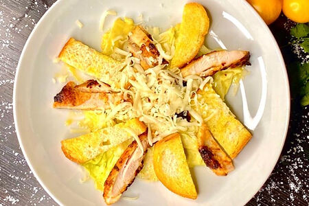 Салат Цезарь с курицей