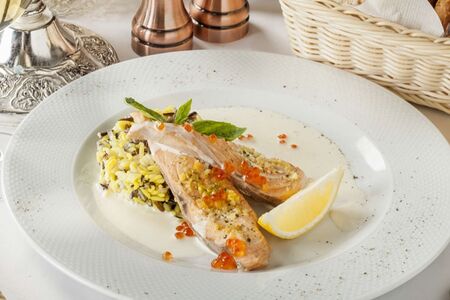 Стейк из семги в сливочно-икорном соусе