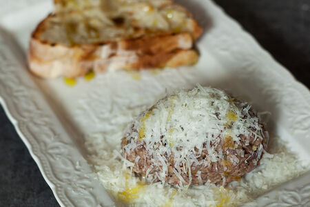 Тартар из говядины с пармезаном