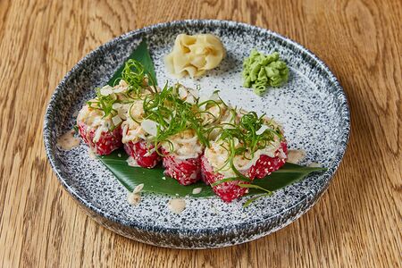 Запеченный ролл с тигровыми креветками и снежным крабом