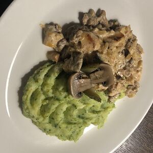 Говядина с белыми грибами в сметанном соусе 