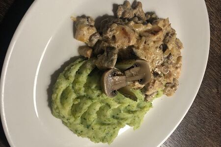 Говядина с белыми грибами в сметанном соусе 