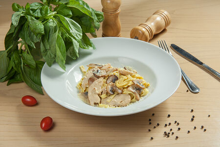 Фетучини с курицей и грибами