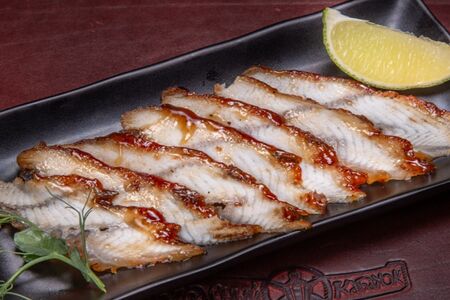 Угорь горячего копчения