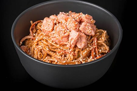 Яичная лапша с лососем в сливочном соусе