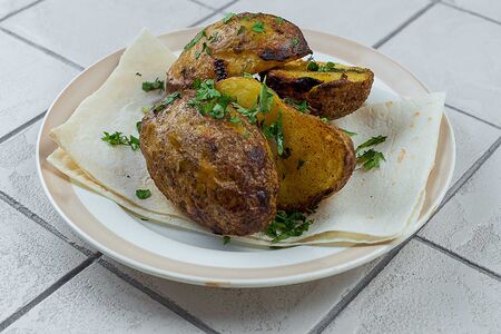 Молодой картофель с салом на мангале