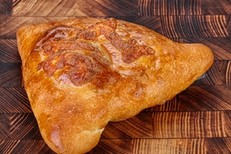 Пирожок с курицей и сыром