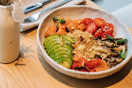 Боул с брокколи, цукини, кускусом и соусом