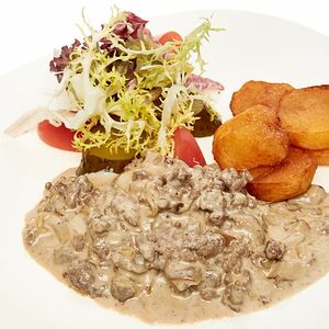 Бефстроганов из говяжьей вырезки с картофельным пюре.