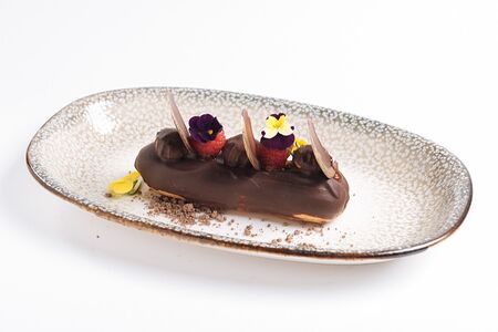 Эклер с ванильным кремом и шоколадной глазурью