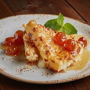 Жареный сулугуни с миндальной корочкой и вареньем