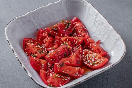 Узбекские томаты с маринованным луком и кунжутом
