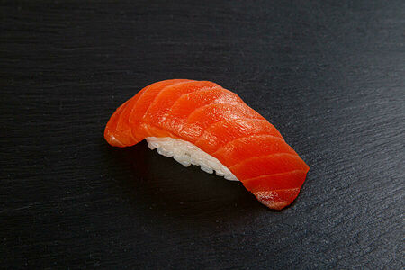 Копченый лосось суши