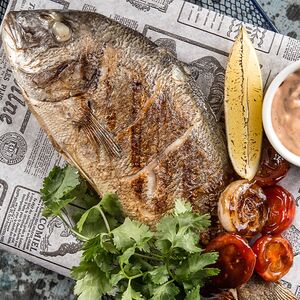 Дорада запеченная