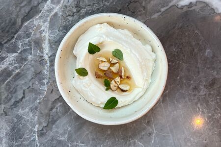 Крем из солёного сыра с чили мёдом