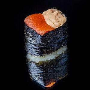 Гункан с лососем