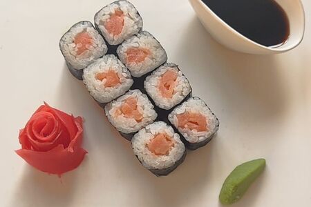 Ролл с лососем