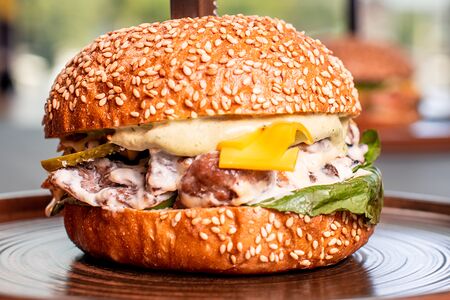 Бургер с бефстроганов