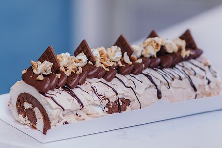 Шоколадный меренговый рулет