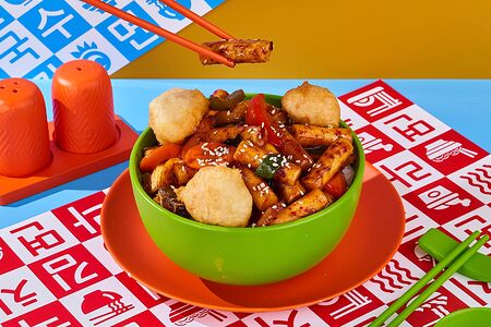 Токпокки с куриным филе и овощами в остро-сладком соусе