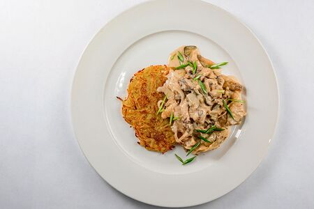 Фишстроганов на картофельном дранике