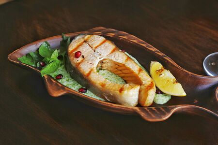 Стейк из красной рыбы