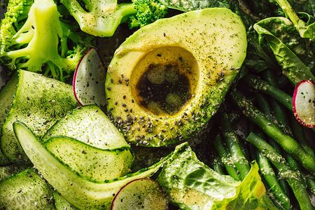 Зеленый салат с авокадо