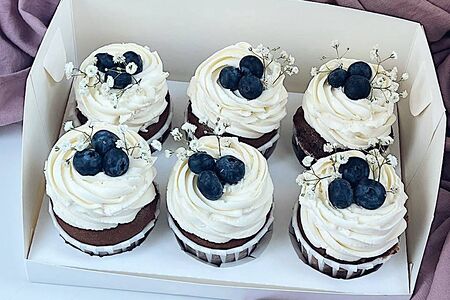 Капкейки №3 Красный бархат с клубникой