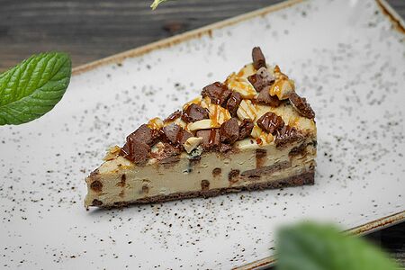 Чизкейк карамельный с арахисом