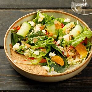 Салат со свежими овощами и маринованными мандаринами