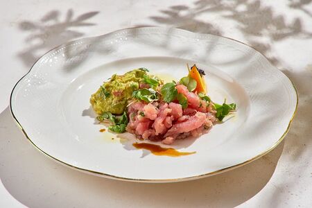 Тартар из тунца с гуакамоле