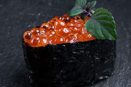 Гункан с икрой