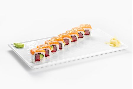 Ролл с лососем, тунцом и авокадо