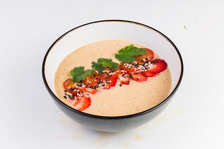 Суп сливочно-кокосовый карри с клубникой