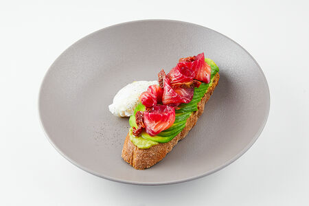 Тост с лососем, авокадо и яйцом пашот